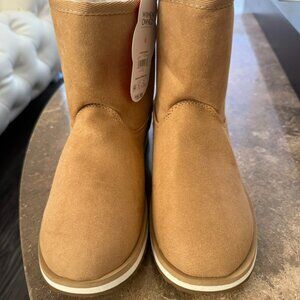 New with tags!!!!! wonder nation faux fur boots women's size 6 tan color